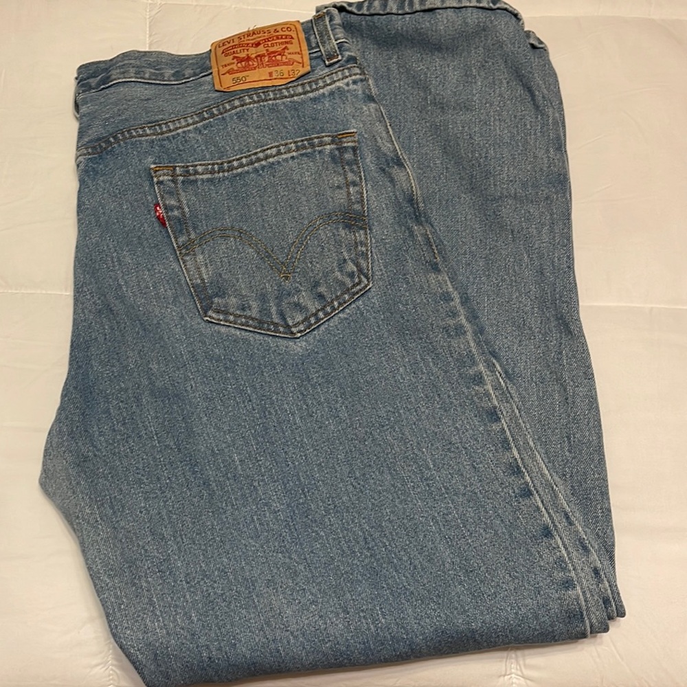 Mens Levi’s relaxed fit 36x32, 550 style